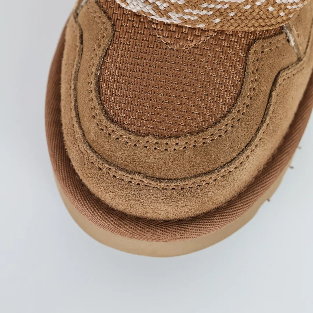 Pick up locally 💰660 Core recommended good price Independently developed original outsole, cashmere insole, keeping warm in winter, suitable for home use. In recent years, uug has launched a style series, which is partially skewed towards the preferences of young consumers, and has also been at the forefront of fashion trends. Shoe body material, water-repellent coated suede upper, 17mm UGGPURE™ implanted wool insole, lightweight non-slip and comfortable rubber outsole, with brand LOGO, complete packaging, size: 35 36 37 38 39 40